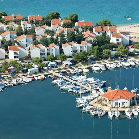 Comfortably Furnished Studio With Ac 6 Km From Feriehus